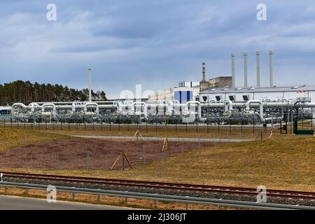 Lubmin, Mecklenburg-Vorpommern - 3. April 2022: Gasleitungen, Anschlüsse, Ausrüstung und Druckminderer am Standort NordStre von Gazprom Stockfoto