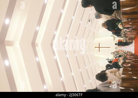 Ein vertikales Foto einer Hochzeitszeremonie in Hongkong Stockfoto