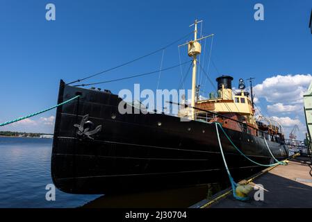 Eisbrecher Tarmo im Hafen vor dem Maritime Center Vellamo, Kotka, Finnland Stockfoto