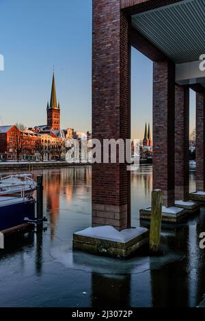 Im Vordergrund das Radisson Blu Senator Hotel, Blick auf St. Petri Kirche, Lübeck, Lübecker Bucht, Schleswig Holstein, Deutschland Stockfoto