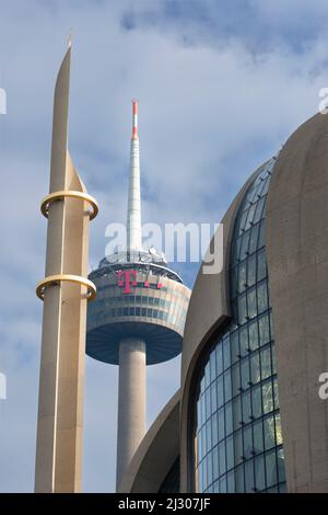 Minarett der DITIB-Zentralmoschee in Köln-Ehrenfeld, dahinter Fernsehturm, Köln, Nordrhein-Westfalen, Deutschland, Europa Stockfoto