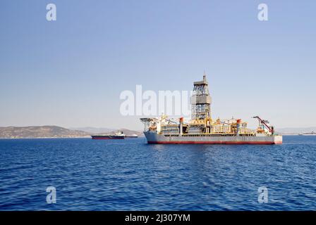 Blick vom Deck der Fähre auf ein anderes Schiff während der Segel in Griechenland. Stockfoto
