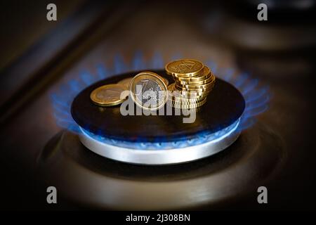 Das Konzept der Zahlung für Gas in Rubel, Euro auf einem brennenden Gasbrenner Stockfoto