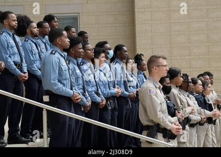 4. April 2022, Washington, District of Columbia, USA: 42 Angestellte des MPD Cadet Program, heute am 04. März 2022 an der Dunbar High School in Washington DC, USA. (Bild: © Lenin Nolly/ZUMA Press Wire) Stockfoto