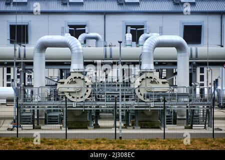 Lubmin, Mecklenburg-Vorpommern - 3. April 2022: Gasleitungen, Anschlüsse, Ausrüstung und Druckminderer am Standort NordStre von Gazprom Stockfoto