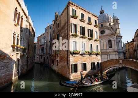 Blick auf eine Gondel in einem Kanal in Venedig, Venedig, Venetien, Italien, Europa Stockfoto