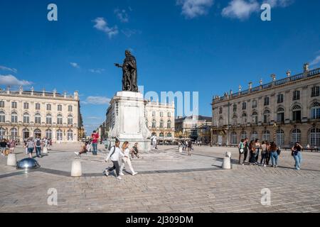 Statue Stanislas I. Leszcynski vor dem Hotel de Ville Grand Hotel und dem Opernhaus am Place Stanislas, UNESCO-Weltkulturerbe, Nancy, Lothringen, Frankreich, Europa Stockfoto