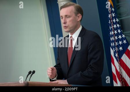 Washington, Vereinigte Staaten. 04. April 2022. Der nationale Sicherheitsberater Jake Sullivan nimmt an einer Pressekonferenz im Weißen Haus in Washington, DC, am Montag, den 4. April 2022 Teil. Quelle: Chris Kleponis/CNP/dpa/Alamy Live News Stockfoto