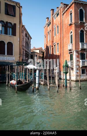 Blick auf eine Gondelstation in einem Kanal in Venedig, Venedig, Venetien, Italien, Europa Stockfoto