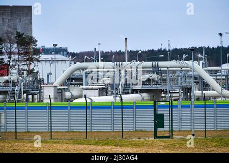 Lubmin, Mecklenburg-Vorpommern - 3. April 2022: Gasleitungen, Anschlüsse, Ausrüstung und Druckminderer am Standort NordStre von Gazprom Stockfoto