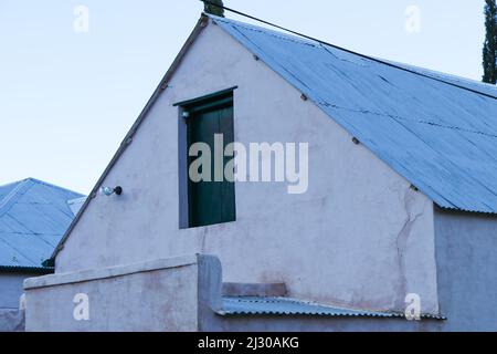 Altes Verputztes Bauernhaus Mit Dachtür Abstrakt Stockfoto