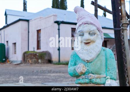 Verwitterter Garten-Gnome Mit Desert Town Farmhouse Stockfoto