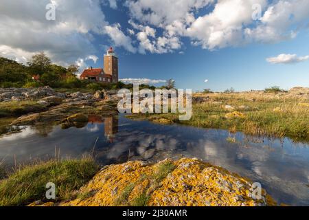 Svaneke Gamle Fyr Leuchtturm mit Spiegelung im Wasser, Svaneke, Bornholm, Dänemark Stockfoto