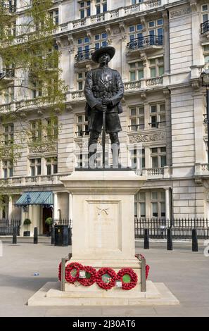 Das Denkmal für die Brigade von Gurkhas auf der Horse Guards Avenue. Eine Gurkha-Soldatenstatue mit einem Riffel. London - 2.. April 2022 Stockfoto