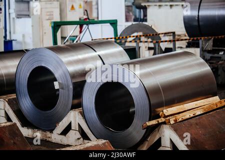 Rollen aus verzinktem Stahlblech im Werk oder Lager Stockfoto