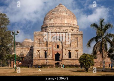 Neu-Delhi, Indien. Lodi Gardens. Bara Gumbad Dome, Kuppeln der Moschee auf der linken Seite. Ende 15.. Jahrhundert. Stockfoto