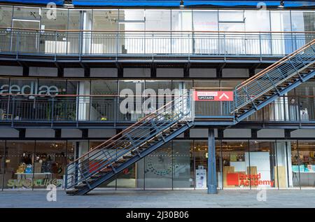Die Metalltreppe und Geschäfte rund um die Rückseite des Oxo Tower auf der Southbank. London - 12.. März 2022 Stockfoto