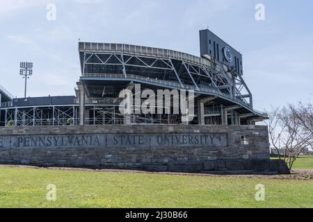 University Park, Pennsylvania, 2. April 2022: Die Außenseite des Beaver Stadions. Das Beaver Stadium ist das Heimstadion der Penn State University Nittany Li Stockfoto