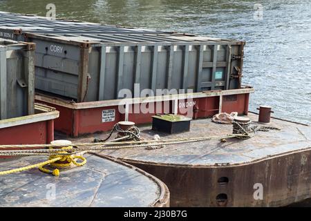 Walbrook Wharf Container Dock. Seitenansicht des Lagerbehälters auf einem Lastkahn. London - 12.. März 2022 Stockfoto