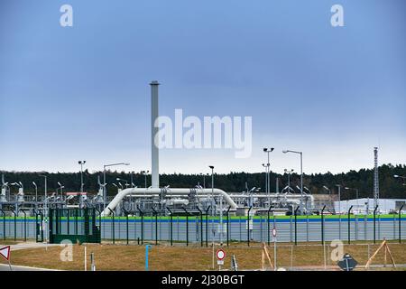 Lubmin, Mecklenburg-Vorpommern - 3. April 2022: Gasleitungen, Anschlüsse, Ausrüstung und Druckminderer am Standort NordStre von Gazprom Stockfoto