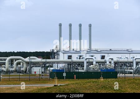 Lubmin, Mecklenburg-Vorpommern - 3. April 2022: Gasleitungen, Anschlüsse, Ausrüstung und Druckminderer am Standort NordStre von Gazprom Stockfoto