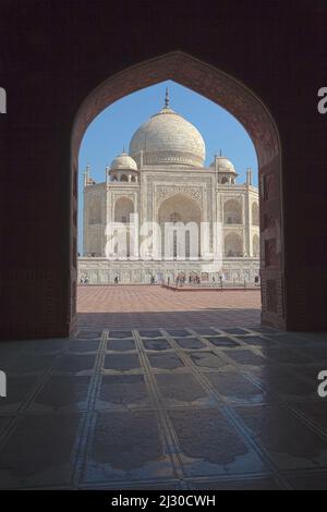 Agra, Indien. Taj Mahal von der nahe gelegenen Moschee aus gesehen. Stockfoto