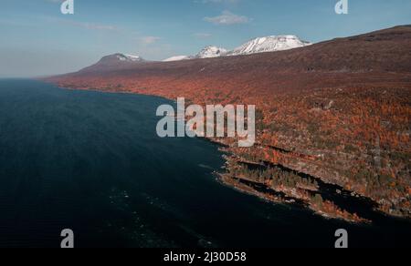 Landschaft mit Bergen und See im Stora Sjöfallet Nationalpark im Herbst in Lappland in Schweden von oben Stockfoto
