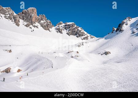 Blick auf die Skipisten der schneebedeckten Bergkette Stockfoto