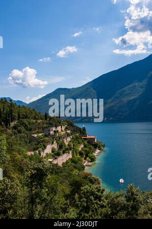 Alte Zitronenhäuser mit Blick auf den Gardasee in Limone sul Garda, einem sehr beliebten Touristenziel. Brescia. Lombardei. Italien Stockfoto