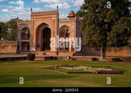 Agra, Indien. Nordpavillon im Garten rund um den Itimad-ud-Dawlah. Stockfoto