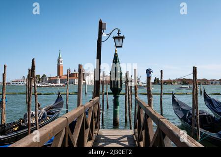 Blick auf die Laterne der Gondelstation auf dem St. Mark &#39;s Platz im Hintergrund die Insel San Giorgio, Venedig, Venetien, Italien, Europa Stockfoto
