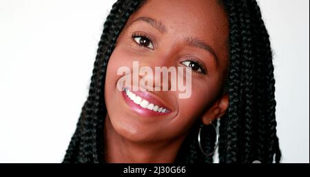 Happy black teen girl lächelnd an der Kamera, Portrait Millennial Mixed race african abstammung Stockfoto