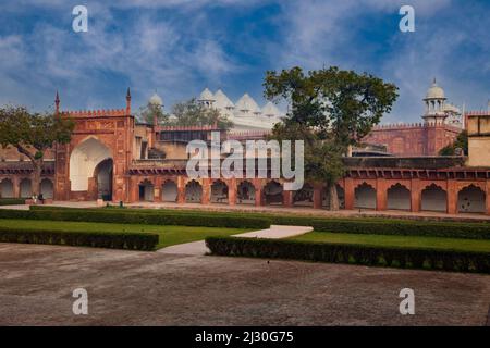 Agra, Indien. Agra Fort. Diwan-i-am-Innenhof, mit Moti Masjid (Perlenmoschee) im Hintergrund. Stockfoto