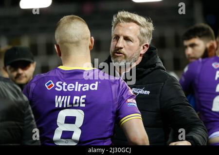 Newcastle, Großbritannien. 12. März 2022. NEWCASTLE UPON TYNE, GROSSBRITANNIEN. APR 4. Dennis Betts (Thunder DOR) gratuliert Nathan Wilde von Newcastle Thunder nach dem BETFRED Championship-Spiel zwischen Newcastle Thunder und Widnes Vikings am Montag, den 4.. April 2022 im Kingston Park, Newcastle. (Kredit: Chris Lishman | MI News) Kredit: MI Nachrichten & Sport /Alamy Live News Stockfoto