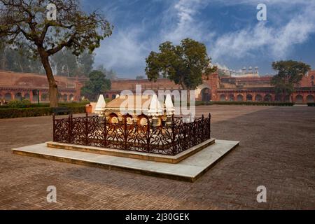 Agra, Indien. Agra Fort. Grab von John Russell Colvin, britischer Vizegouverneur der Northwestern Provinces, starb 1857. Stockfoto