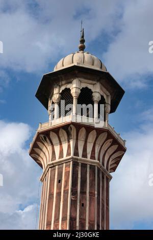 Neu-Delhi, Indien. Minarett der Jama Masjid (Freitagsmoschee). Stockfoto