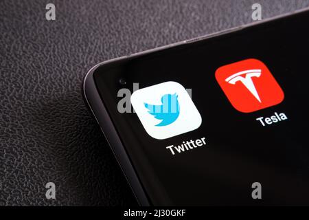 Twitter und Tesla Apps auf der Ecke des Smartphones gesehen. Konzept für Elon Musk beim Kauf von Aktien von Twitter. Stafford, Großbritannien, 4. März 2022. Stockfoto