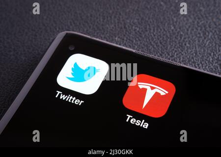 Twitter und Tesla Apps auf der Ecke des Smartphones gesehen. Konzept für Elon Musk beim Kauf von Aktien von Twitter. Stafford, Großbritannien, 4. März 2022. Stockfoto