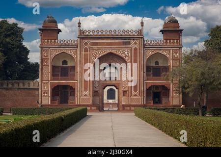 Agra, Indien. Eintritt zum Itimad-ud-Dawlah, Mausoleum von Mirza Ghiyas Beg. Das Grab wird manchmal als das „Baby Taj“ bezeichnet. Stockfoto