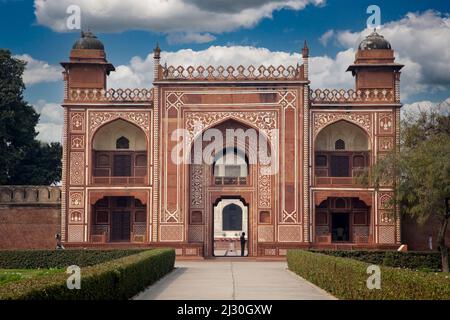 Agra, Indien. Eintritt zum Itimad-ud-Dawlah, Mausoleum von Mirza Ghiyas Beg. Das Grab wird manchmal als das „Baby Taj“ bezeichnet. Stockfoto