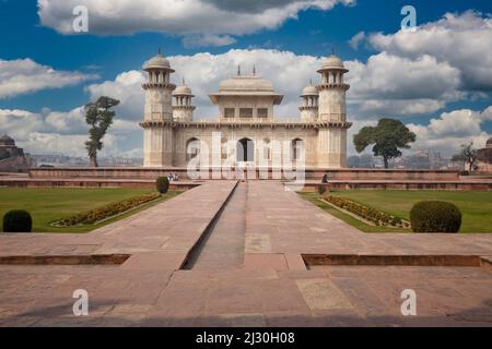 Agra, Indien. Itimad-ud-Dawlah, Mausoleum von Mirza Ghiyas Beg. Das Grab wird manchmal als das „Baby Taj“ bezeichnet. Stockfoto