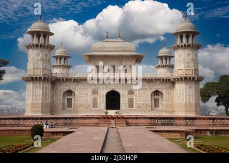 Agra, Indien. Itimad-ud-Dawlah, Mausoleum von Mirza Ghiyas Beg. Das Grab wird manchmal als das „Baby Taj“ bezeichnet. Stockfoto