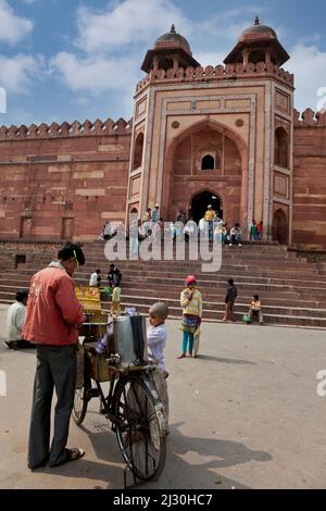 Fatehpur Sikri, Uttar Pradesh, Indien. Getränkeverkäufer vor dem Shahi Darwaza, dem östlichen Tor zum Jama Masjid oder Dargah Moschee Komplex. Stockfoto