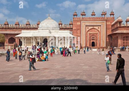 Fatehpur Sikri, Uttar Pradesh, Indien. Mausoleum des Scheich Salim Chishti, im Innenhof der Jama Masjid (Dargah Moschee). Stockfoto