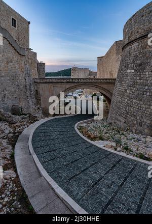 Weg zum Hafen der Altstadt von Dubrovnik, Dalmatien, Kroatien. Stockfoto