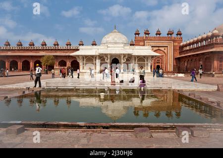 Fatehpur Sikri, Uttar Pradesh, Indien. Mausoleum des Scheich Salim Chishti, im Innenhof der Jama Masjid (Dargah Moschee). Stockfoto