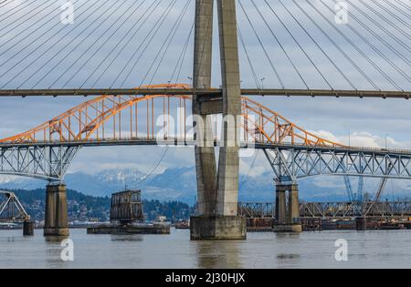 Die Skybridge ist eine Kabelbrücke für Skytrains zwischen New Westminster und Surrey. Straßenansicht, Reisefoto, selektiver Fokus, niemand-Dezember Stockfoto