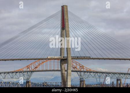 Die Skybridge ist eine Kabelbrücke für Skytrains zwischen New Westminster und Surrey. Straßenansicht, Reisefoto, selektiver Fokus, niemand-Dezember Stockfoto