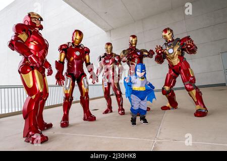 2. April 2022: Iron man schaut auf ein junges Batman-Cosplay auf der WonderCon am Samstag, 2. April 2022 in Anaheim, Kalifornien (Foto: © Marissa Carter/ZUMA Press Wire) Stockfoto