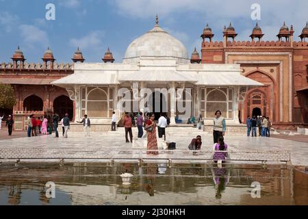 Fatehpur Sikri, Uttar Pradesh, Indien. Mausoleum des Scheich Salim Chishti, im Innenhof der Jama Masjid (Dargah Moschee). Stockfoto